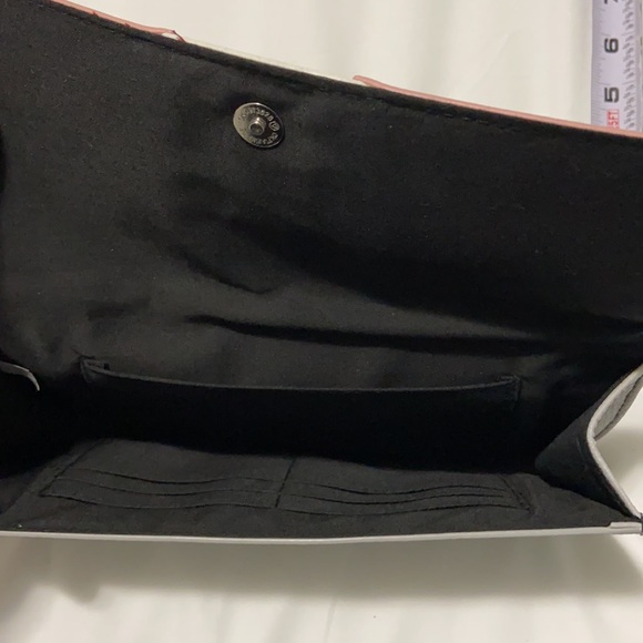 Guess Clutch - Picture 3 of 3